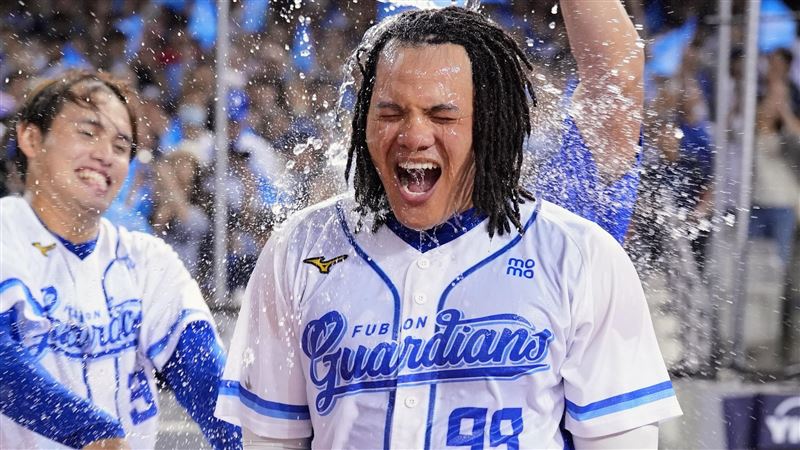 富邦悍將張育成炸裂再見2分砲,獲選單場MVP。(圖/富邦悍將提供)