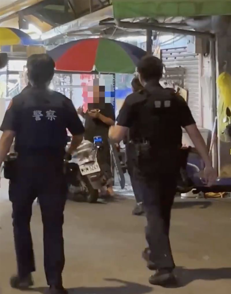 警方現場逮捕豬肉攤老闆,帶回警局偵訊。(圖/翻攝畫面)