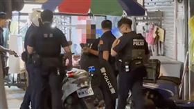 ▲新北市板橋，豬肉攤老闆老闆不滿一直被追債，持菜刀砍傷對方，被帶回警局偵訊。（圖／翻攝畫面）