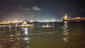 ▲高雄港29日晚間傳出有休旅車落海，車上人數不明。（圖／翻攝畫面）