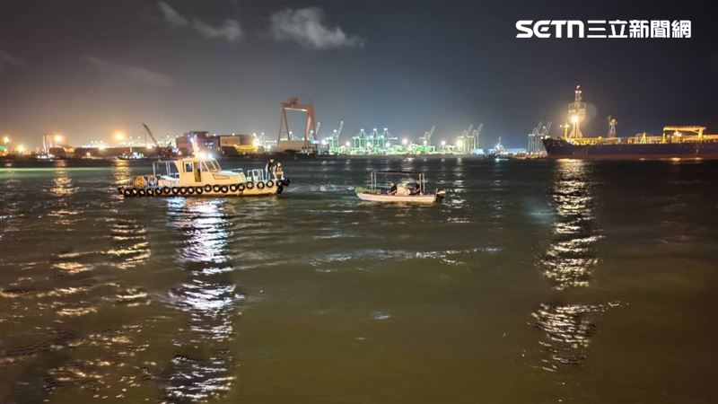 高雄港驚傳休旅車墜港。（圖／翻攝畫面）