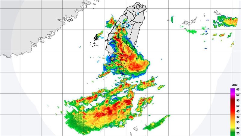 一大坨紅色籠罩中南部　10縣市豪大雨特報