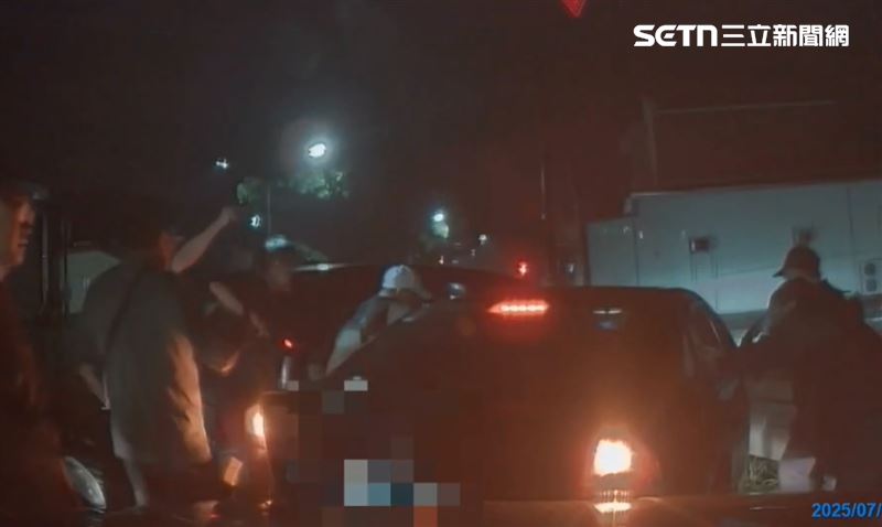 數名便衣員警包圍轎車,將槍手拽下車。(圖/翻攝畫面)