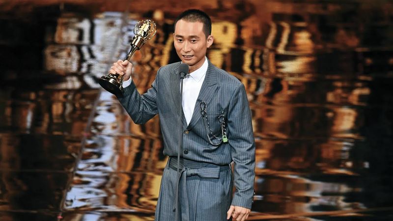 男星搭檔陷不倫戀　工作不減奪金鐘主持人