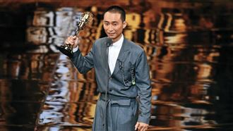 男星搭檔陷不倫戀　工作不減奪金鐘主持人