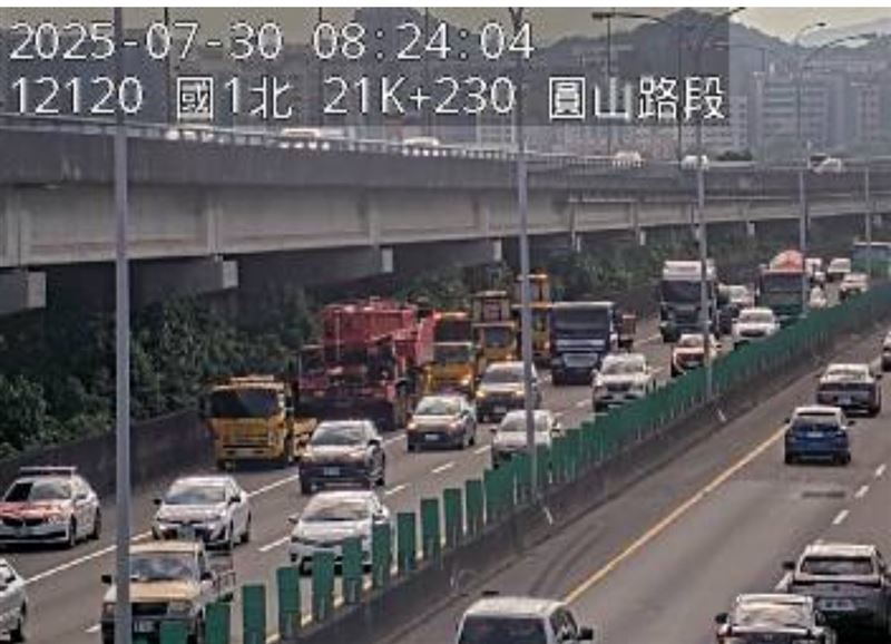 國道一號南向21公里處,台北市圓山路段,今天(30日)一輛大型起重機故障。(圖/翻攝自1968APP)