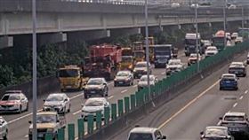 汐止,台北,路段,起重機,車道,國道,壅塞,塞車,圓山▲圖片描述。（圖／翻攝自1968APP）