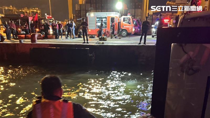 警消獲報前往搜索,目前仍未尋獲人車。(圖/翻攝畫面)