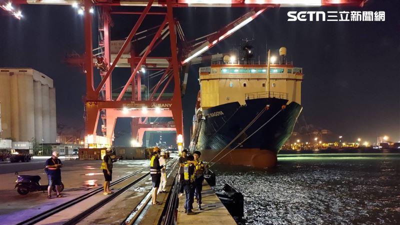 高雄港70號碼頭貨櫃場管制站昨晚(29日)傳出一輛休旅車墜海。(圖/翻攝畫面)