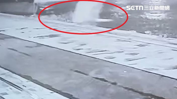 車輛墜海激起巨大水花。(圖/翻攝畫面)