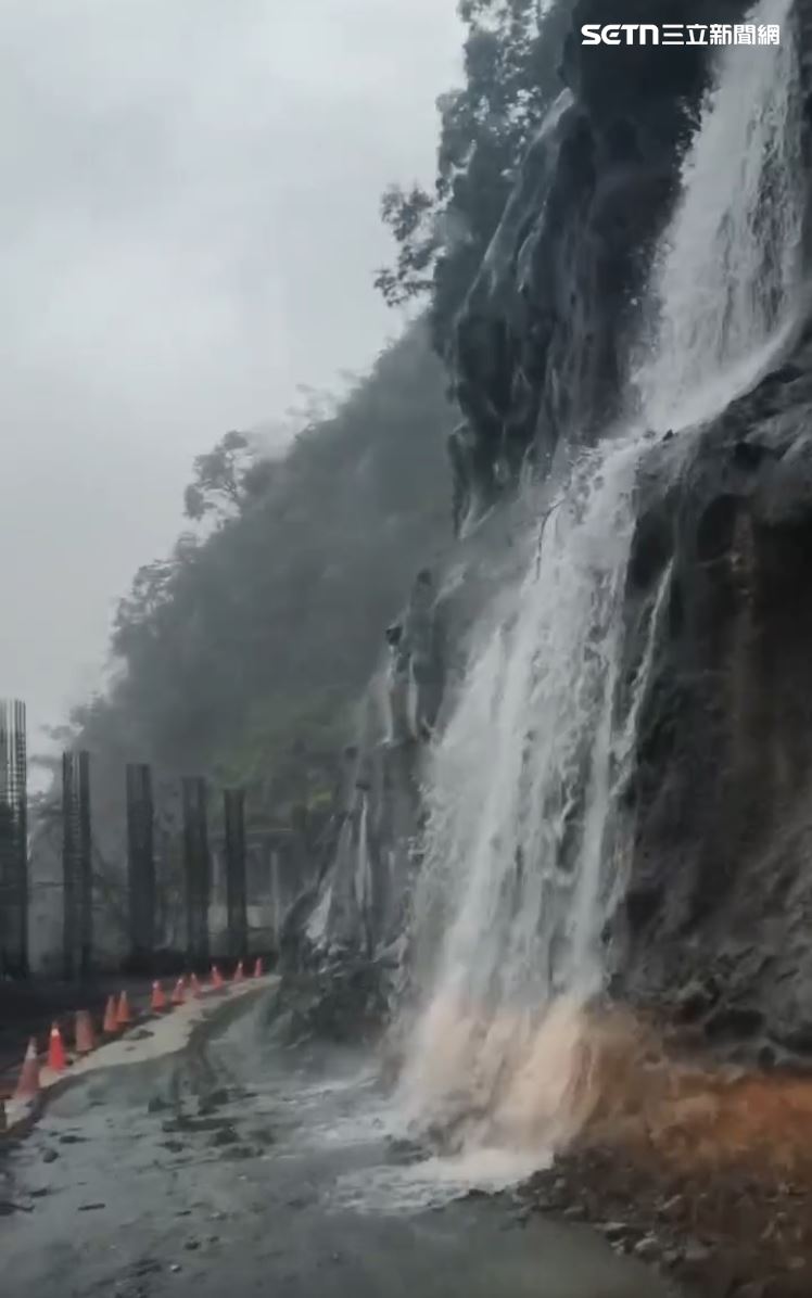 阿里山鄉達邦公路驚見泥流瀑布。（圖／阿里山鄉民-汪建忠請上提供）
