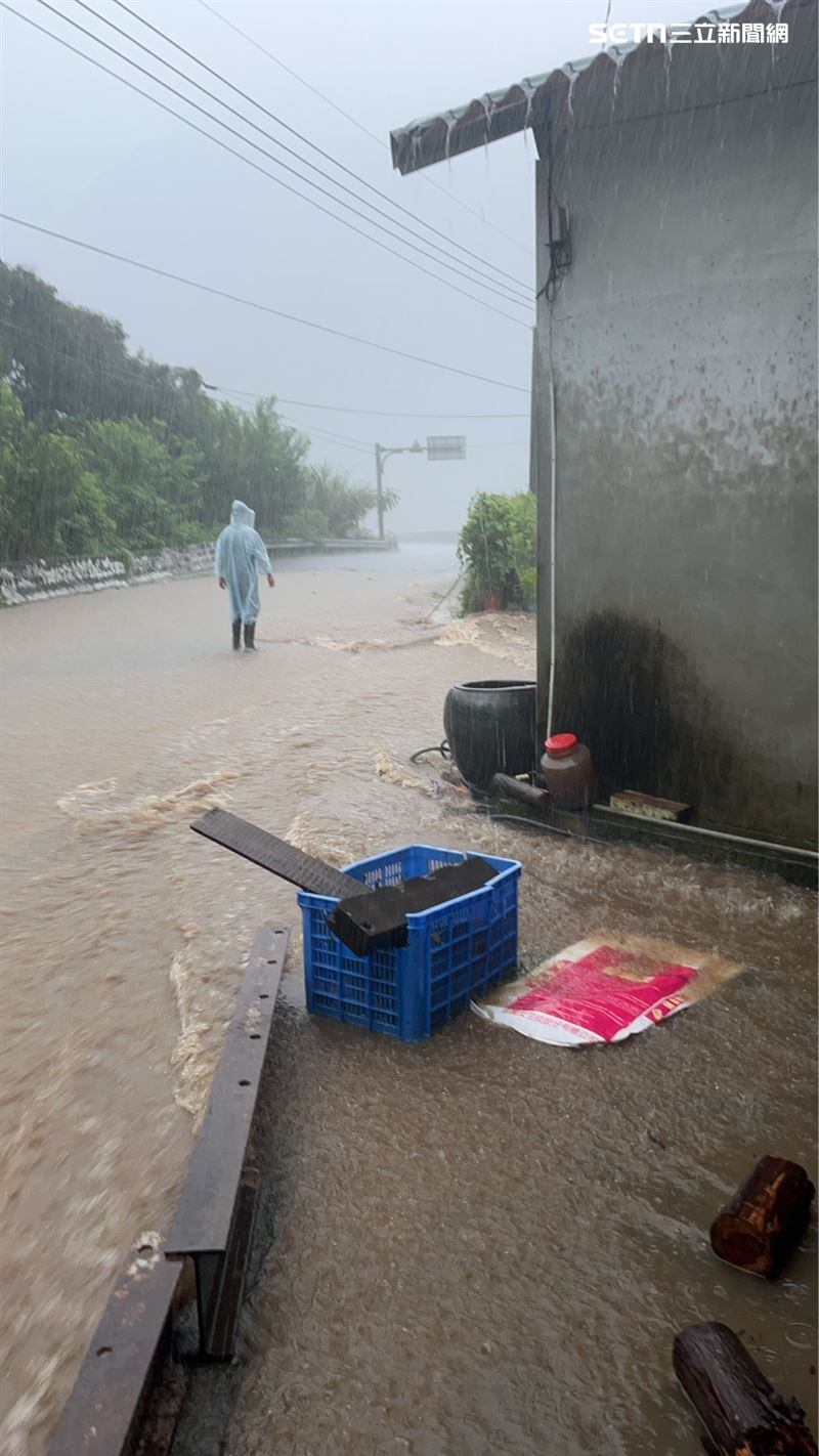 嘉義縣山區29日晚間開始降下大雨，梅山鄉太和村居民一覺醒來已慘淹。（圖／記者廖國雄攝影）
