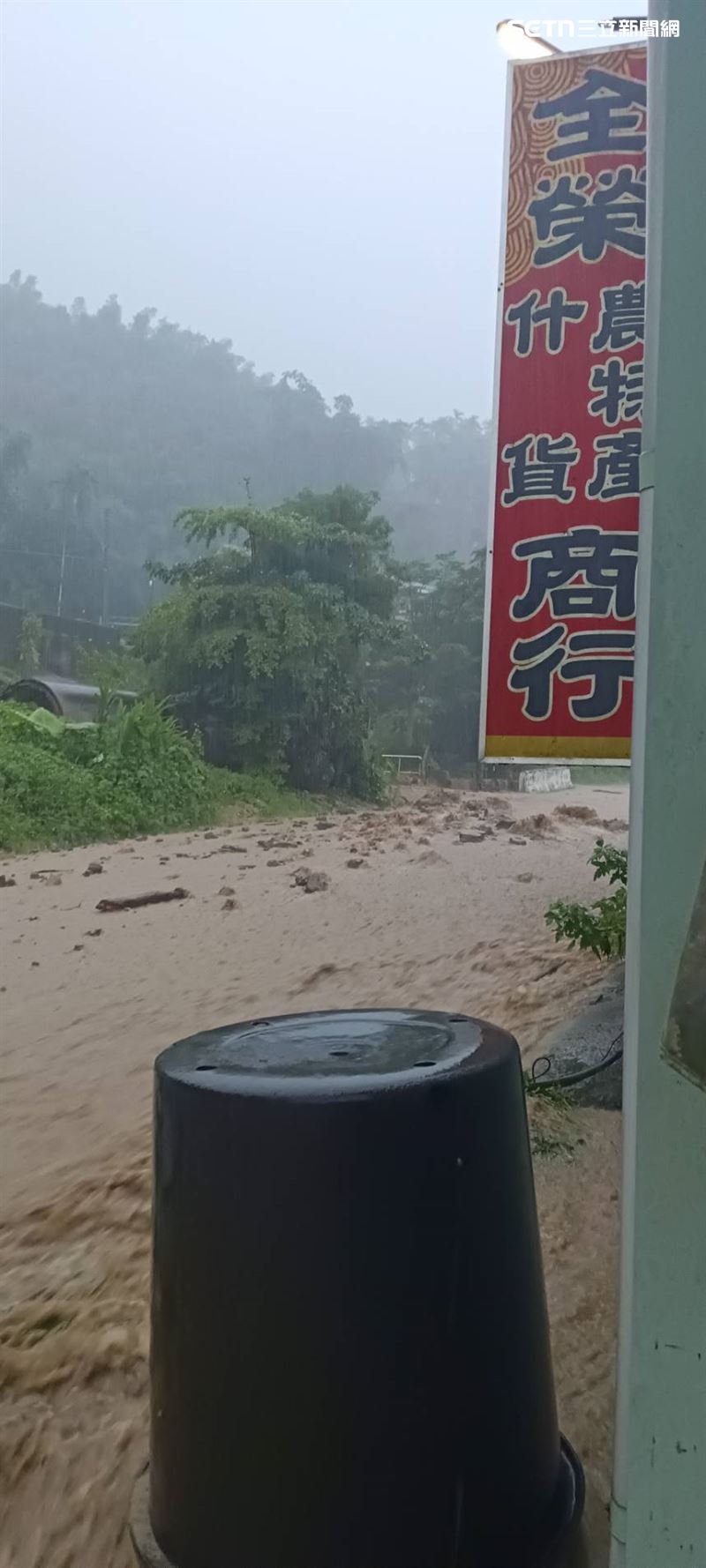 嘉義縣山區29日晚間開始降下大雨，梅山鄉太和村居民一覺醒來已慘淹。（圖／記者廖國雄攝影）