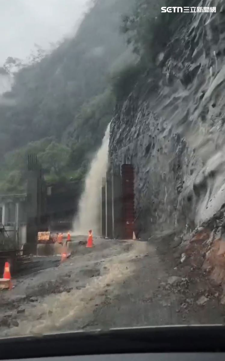 阿里山鄉達邦公路驚見泥流瀑布。（圖／阿里山鄉民-汪建忠請上提供）