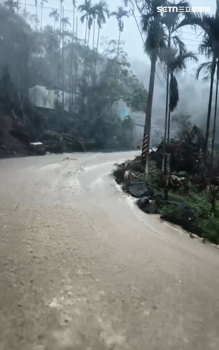 梅山山鄉往太平村道路出現幾淹水。（圖／記者廖國雄攝影）