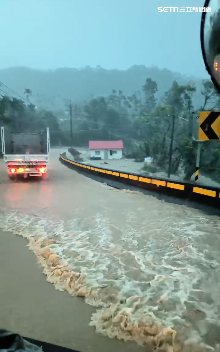 梅山山鄉往太平村道路出現幾淹水。（圖／記者廖國雄攝影）