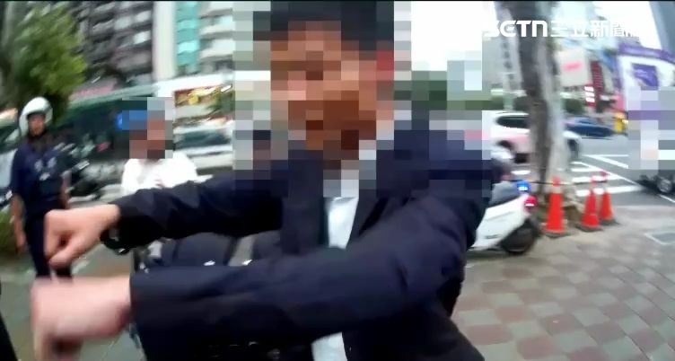 北市葉男當街與陳翁互毆遭逮，做完筆錄後又在路口伏擊。（圖／翻攝畫面）