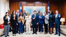 ▲外交部長林佳龍於外交部接見來台出席「台貝第二屆經濟合作協定（ECA）行政管理委員會會議」的貝里斯外交暨外貿部次長麥伊（Amalia Mai）訪團一行。（圖／翻攝自林佳龍臉書）