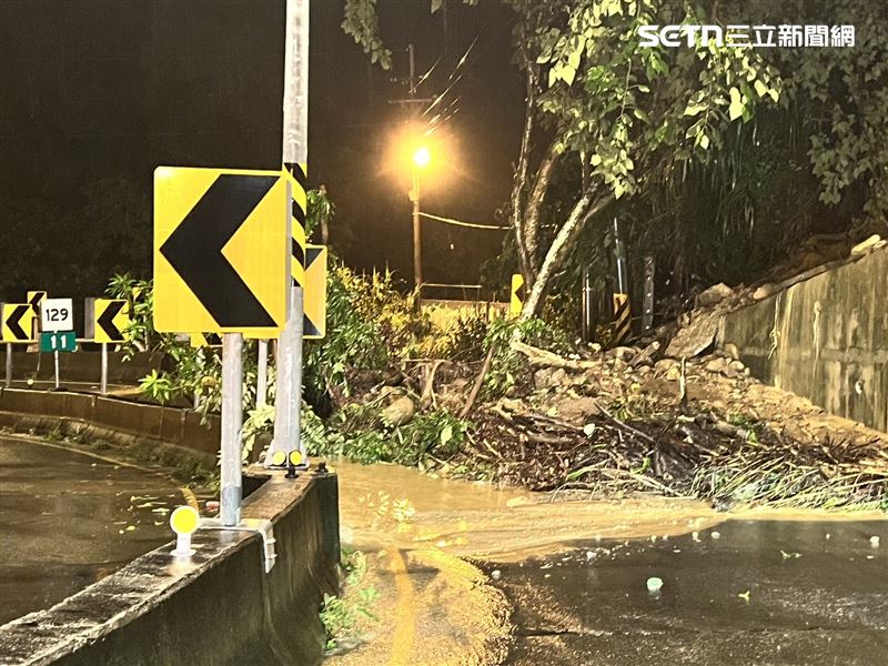 大雨成災,台中北屯區發生土石坍方,大量土石泥流淹沒車道。(圖/翻攝畫面)