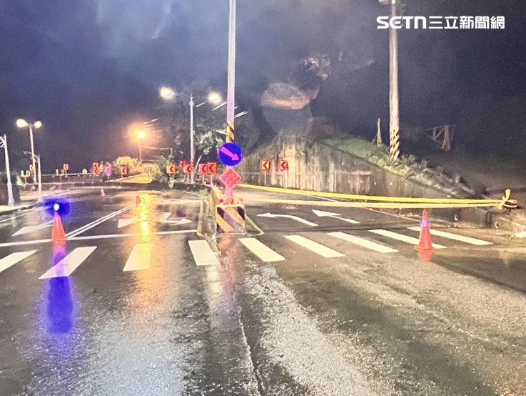 台中北屯區發生土石坍方,警方趕赴現場進行交管。(圖/翻攝畫面)