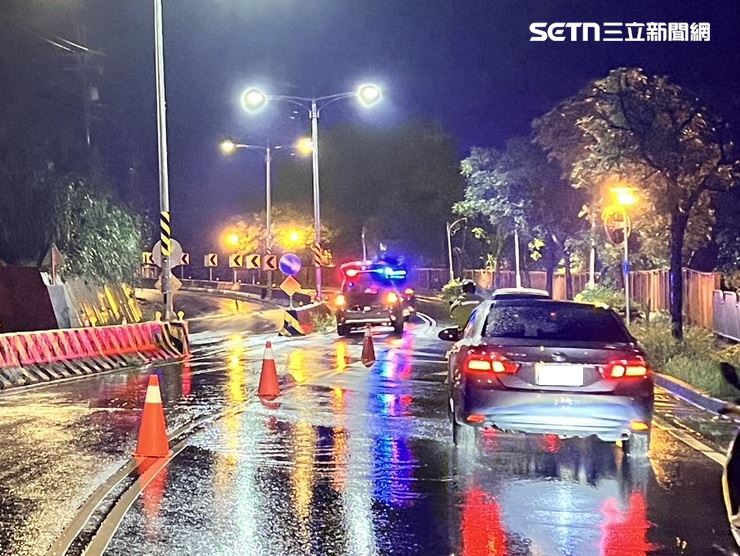 台中北屯區發生土石坍方,警方趕赴現場進行交管。(圖/翻攝畫面)