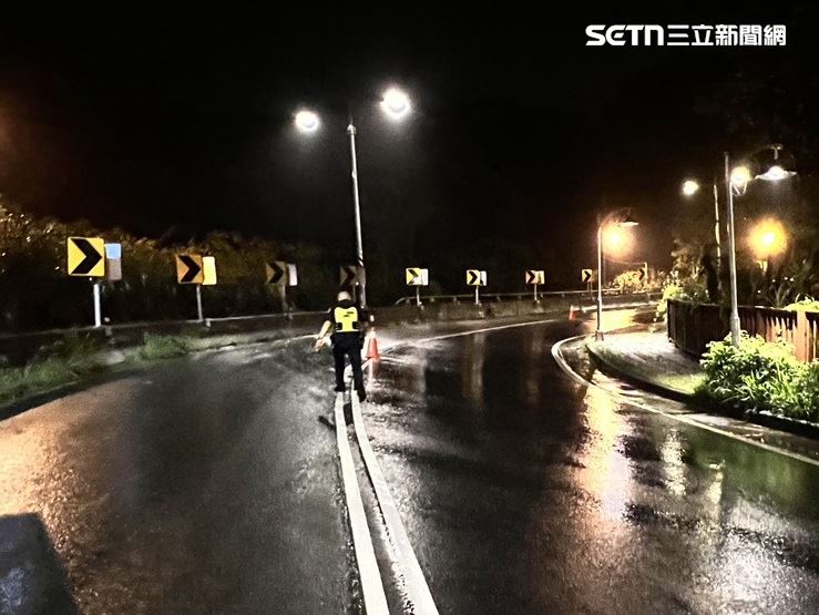 台中北屯區發生土石坍方,警方趕赴現場進行交管。(圖/翻攝畫面)