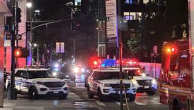 曼哈頓槍擊案紐約曼哈頓辦公大樓晚間發生槍擊案，入夜後警方大規模封鎖案發區域。中央社記者廖漢原紐約攝　114年7月29日