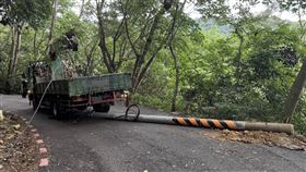 大貨車不慎勾電線　藤山步道電桿遭拔起壓傷路人一輛大貨車29日下午行經彰化縣員林市藤山步道時，因車上起重機勾到電線，導致2根電線桿被拔起，其中1根還壓傷路人。警方表示，駕駛酒測值為0，詳細肇事原因仍待釐清。（民眾提供）中央社記者鄭維真傳真  114年7月29日