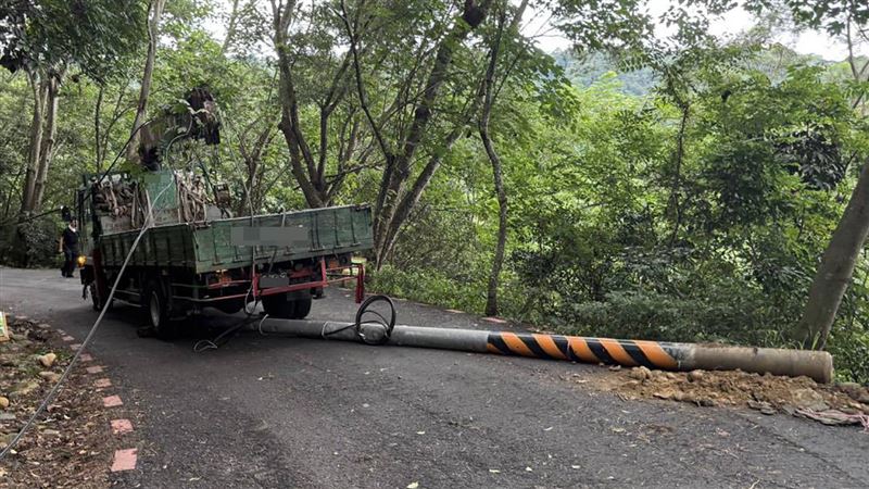 彰化「藤山步道」電桿倒下！男遭波及骨折