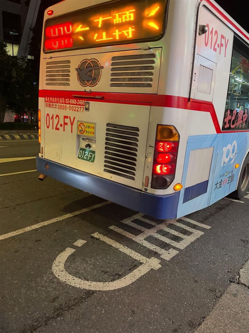 乘客於7月29日晚間7點半搭乘918路公車從民權路往新店方向。(圖/Thread @s4121212授權提供)