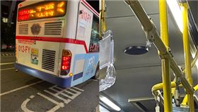 ▲乘客回憶當時司機急煞，拉環斷掉他因此往前飛了兩公尺四腳朝天。（圖／Thread @s4121212授權提供）