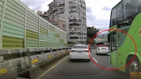 客運因不明原因與瑪莎拉蒂發生追撞，讓路過駕駛都忍不住驚呼。（圖／翻攝畫面）