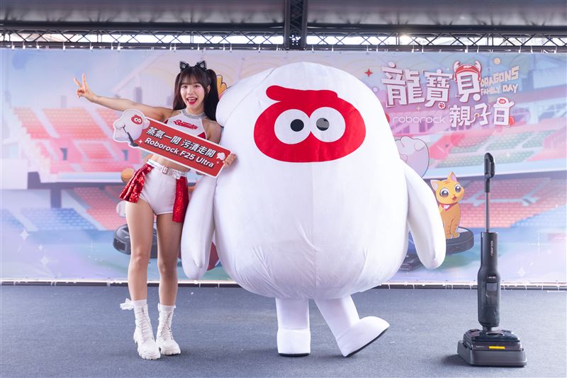 味全龍啦啦隊成員李多慧化身「一日清潔特派員」,親自示範洗地神器F25 Ultra的操作。(圖/品牌業者提供)