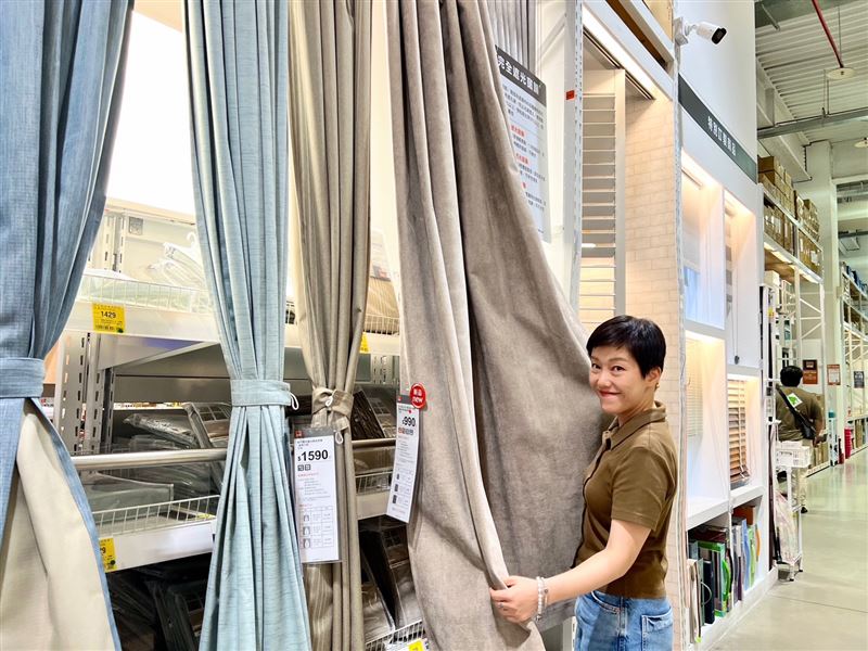 若想阻擋大部分輻射熱進入室內,特力屋建議可選用「淺色、遮光率達80%以上的遮光窗簾」,並於白天出門前將窗簾拉上。(圖/品牌業者提供)