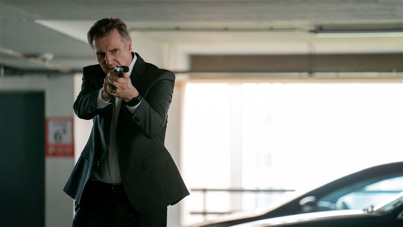 73歲連恩尼遜戀愛了　當眾熱吻小15歲女星