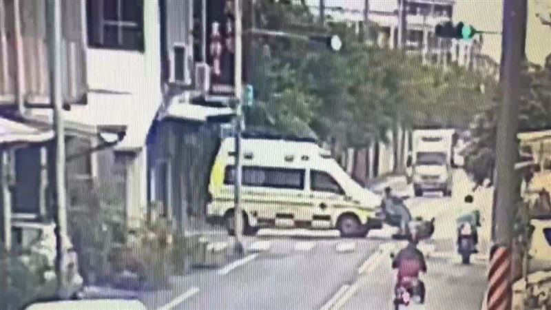 吳姓騎士穿越路口被救護車撞上。(圖/翻攝畫面)