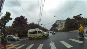 花蓮縣吉安鄉日前發生一起車禍事故，一輛119救護車出勤行經中原路與自立路口時，與騎機車的的吳姓男子（25歲）發生碰撞，造成吳男手部擦傷。警方表示，救護車執行公務有鳴警笛跟警示燈，其他車輛應禮讓救護車先行，但詳細肇責仍待釐清。