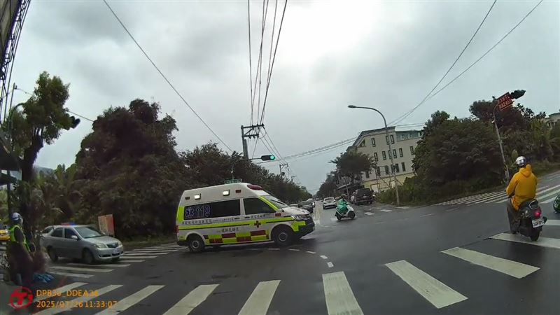 警方獲報到場處理事故。(圖/翻攝畫面)