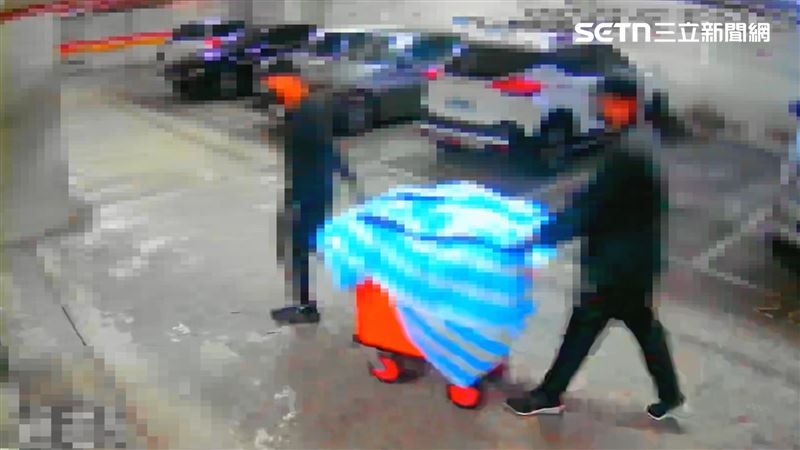 富商兒子遭裝入橘色水桶當肉票押走。(圖/翻攝畫面)