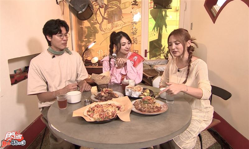 風田(左起)、阿喜和朵拉享受台南美食。(圖/TVBS提供)