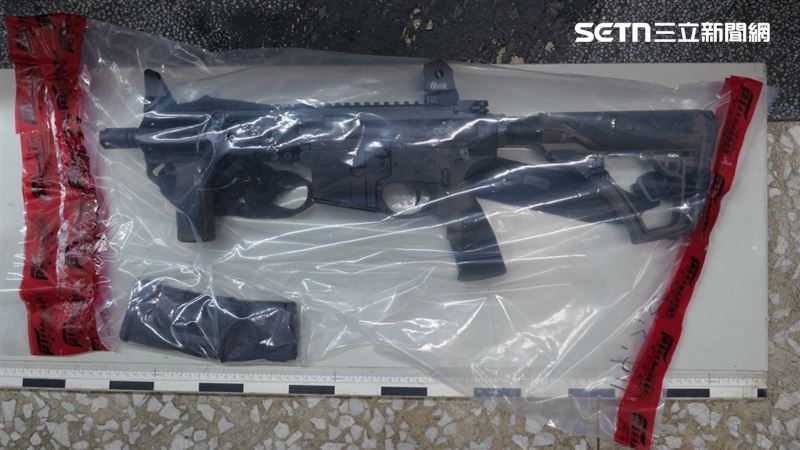 嫌犯持衝鋒槍、散彈槍及步槍等高殺傷力武器。(圖/翻攝畫面)