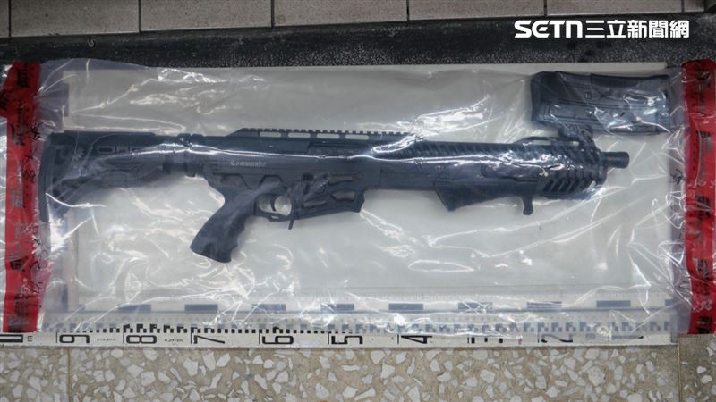 嫌犯持衝鋒槍、散彈槍及步槍等高殺傷力武器。(圖/翻攝畫面)