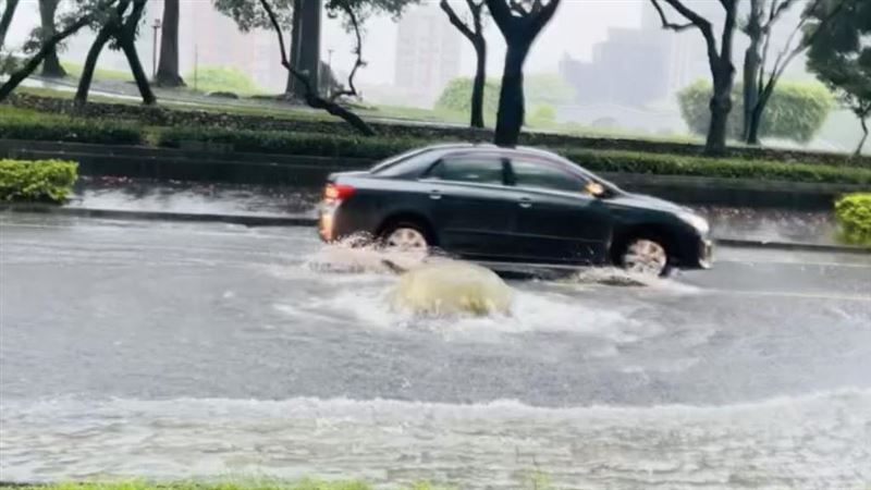 豪雨轟台中！豐樂公園驚見「湧泉」險釀禍