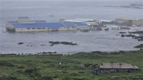 俄羅斯遠東海岸地區遭海嘯侵襲，淹沒一座人口約2000的港口小鎮。(圖／翻攝自X）