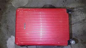 行李箱內藏有被黑色塑膠袋包裹的男屍。（圖／翻攝畫面）