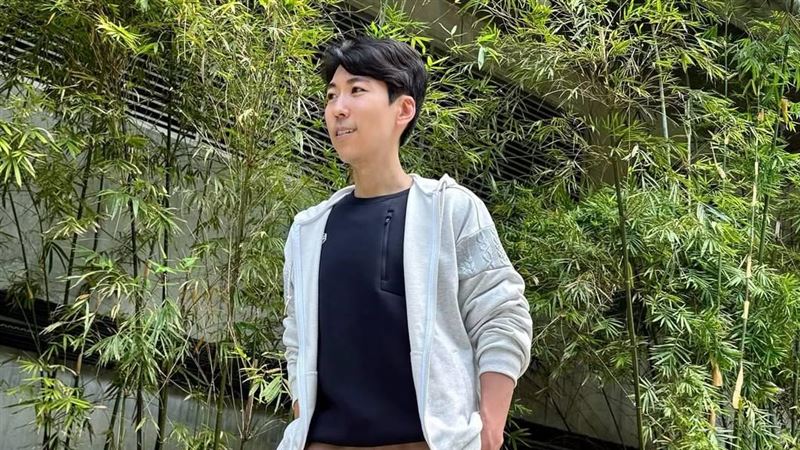 郭田葰轉戰司儀工作。(圖/翻攝自郭田葰IG)