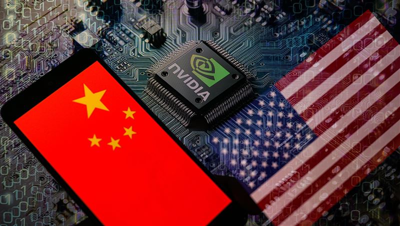 美國總統川普及其團隊決定允許出貨H20至中國,目的是避免中國在研發高階晶片的競賽中超越美國。(圖/美聯社/達志影像)