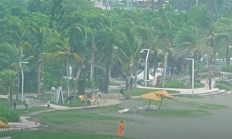 仍有民眾在旗津沙灘上逗留觀浪,遭海巡人員勸離。(圖/翻攝自高雄旅遊網YT)