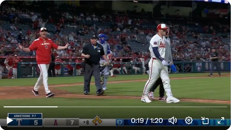 楚奧特(Mike Trout)8局下挨觸身球,天使、遊騎兵板凳清空。(圖/翻攝自Jomboy Media推特)