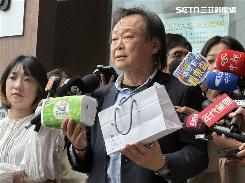 民進黨立委王世堅拿出一包衛生紙,「我要送給柯總召,讓他自己去擦屁股」。(圖/記者劉秀敏攝影)